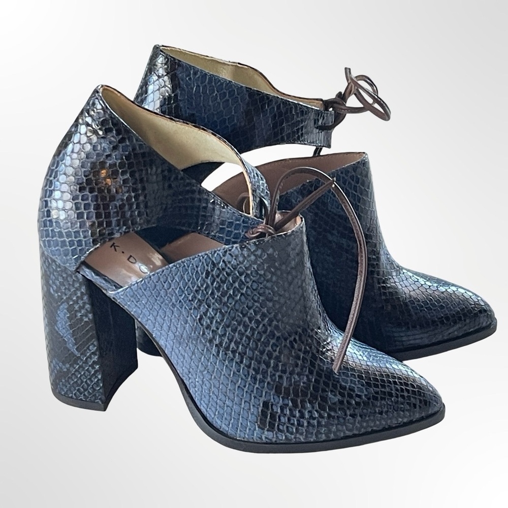 KK DODDS Pointed Toe Cutout Heels in Navy Snake Print in 6.5 - Picture 6 of 9